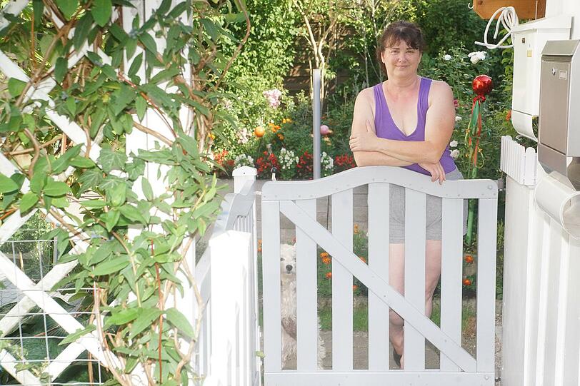 Erzieherin Monika Schütze: &bdquo;Es tut schon ein bisschen weh zu sehen, was in unserer Umgebung los ist. Ich bin dabei, zu beobachten wie die Eberesche von unserem Eingang abgesägt wird. Das schmerzt, das zu sehen. Einerseits ist es sehr traurig, andererseits gibt es offenbar keine Alternativen zu diesem Vorgehen. Ich habe noch Glück, dass es in unserem garten nicht so dramatisch ist. Für einige der Nachbarn ist es allerdings eine heftige und traurige Situation. Einige sind nah an den Tränen dran.&ldquo;