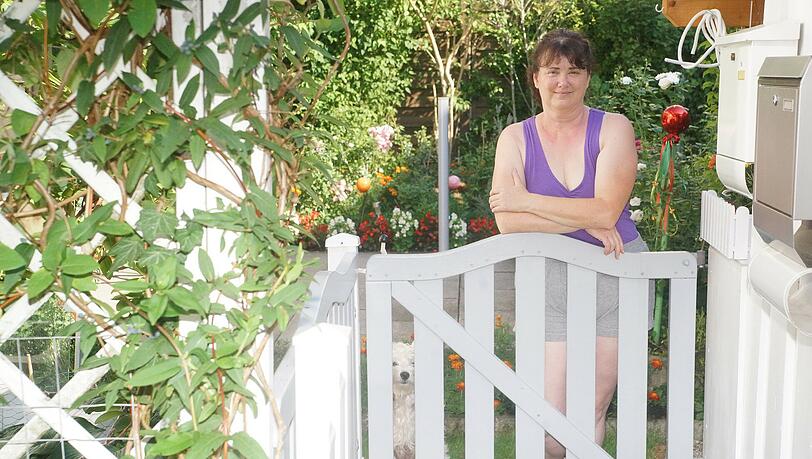 Erzieherin Monika Schütze: „Es tut schon ein bisschen weh zu sehen, was in unserer Umgebung los ist. Ich bin dabei, zu beobachten wie die Eberesche von unserem Eingang abgesägt wird. Das schmerzt, das zu sehen. Einerseits ist es sehr traurig, andererseits gibt es offenbar keine Alternativen zu diesem Vorgehen. Ich habe noch Glück, dass es in unserem garten nicht so dramatisch ist. Für einige der Nachbarn ist es allerdings eine heftige und traurige Situation. Einige sind nah an den Tränen dran.“ Erzieherin Monika Schütze: „Es tut schon ein bisschen weh zu sehen, was in unserer Umgebung los ist. Ich bin dabei, zu beobachten wie die Eberesche von unserem Eingang abgesägt wird. Das schmerzt, das zu sehen. Einerseits ist es sehr traurig, andererseits gibt es offenbar keine Alternativen zu diesem Vorgehen. Ich habe noch Glück, dass es in unserem garten nicht so dramatisch ist. Für einige der Nachbarn ist es allerdings eine heftige und traurige Situation. Einige sind nah an den Tränen dran.“