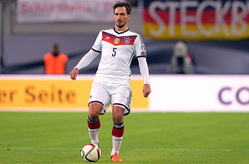 Und dass Hummels dass erste Spiel bestreiten kann, sei ausgeschlossen. Löw nimmt die beiden Führungsspieler mit, weil er sie dann braucht, wenn die entscheidenden Spiele kommen. Schweinsteigers heroische Leistung im WM-Finale 2014 nach vorheriger Verletzung dient als Vorbild.