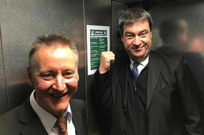 Der bayerische Finanzminister Markus Söder (CSU, r.) und der Oberbürgermeister von Fürth Thomas Jung (SPD) stehen im Fürther Rathaus in einem steckengebliebenen Aufzug.