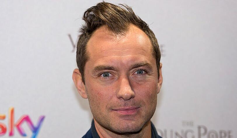 Jude Law kann sich vor Blockbuster-Rollen nicht retten: Der "Sherlock Holmes"-Star steht aktuell für "Phantastische Tierwesen: Grindelwalds Verbrechen" vor der Kamera und soll in "Captain Marvel" die männliche Hauptrolle übernehmen.