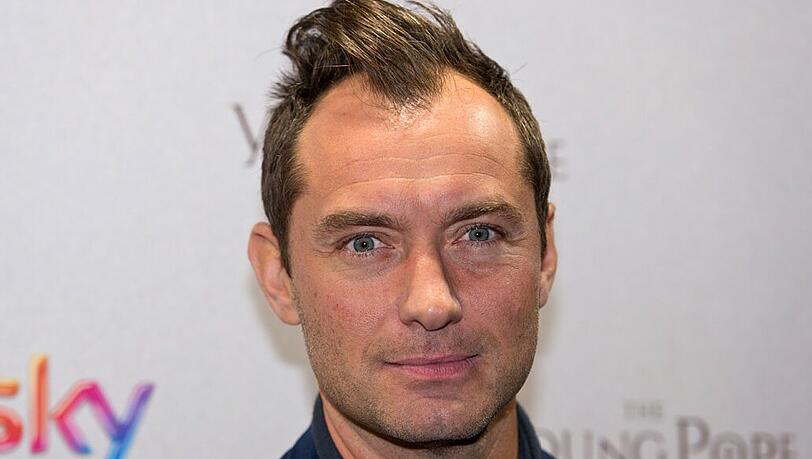 Jude Law kann sich vor Blockbuster-Rollen nicht retten: Der "Sherlock Holmes"-Star steht aktuell für "Phantastische Tierwesen: Grindelwalds Verbrechen" vor der Kamera und soll in "Captain Marvel" die männliche Hauptrolle übernehmen.