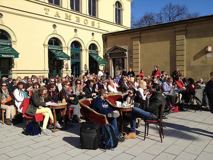 Frühling! Es gibt ihn also wirklich. Die Münchner haben sich nach den ersten Sonnenstrahlen gesehnt. Dementsprechend gut besucht sind die Cafés wie zum Beispiel das Tambosi. Die Bilder vom Frühlingstag in München.