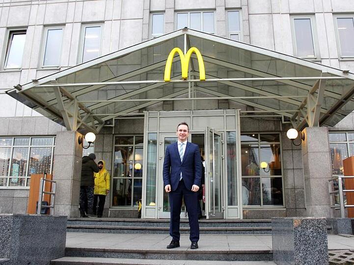 Der Chef von McDonald's in Russland, Marc Carena, steht vor einer Filiale in Moskau. Die erste Filiale Russlands wurde noch zu Zeiten der Sowjetunion am 31. Januar 1990 am Moskauer Puschkin-Platz eröffnet.