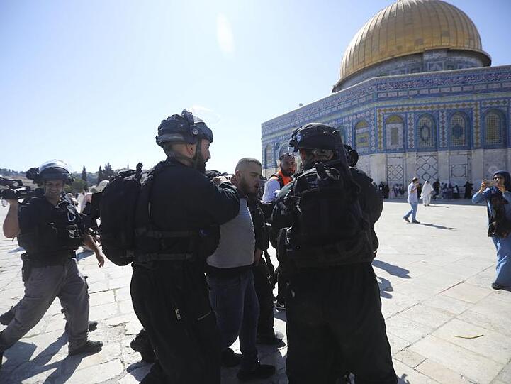 Israelische Polizisten verhaften einen palästinensischen Gläubigen auf dem Tempelberg.