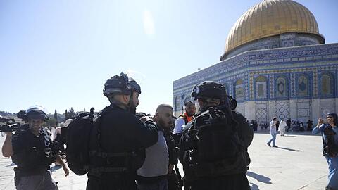 Israelische Polizisten verhaften einen palästinensischen Gläubigen auf dem Tempelberg.