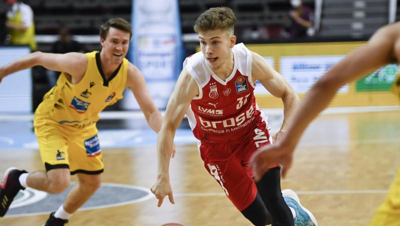 Bennet Hundt (R) in Aktion für Brose Bamberg.