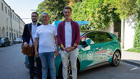Die AZ-Reporter mit Mitfahrer Achim (m.).