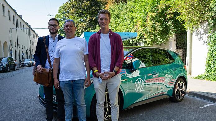 Die AZ-Reporter mit Mitfahrer Achim (m.).