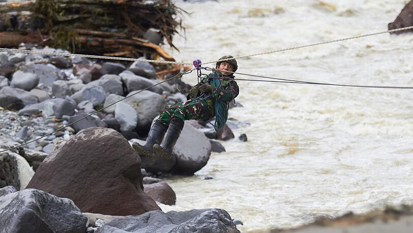 Die Rettungsarbeiten kommen nur schleppend voran. Die Rettungsarbeiten kommen nur schleppend voran.