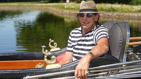 Gondoliere Maximilian Koch in seiner Gondel &bdquo;Sim&ocirc;ne&ldquo;, benannt nach seiner Ehefrau. Manchmal f&auml;hrt die ganze Familie in dem Boot mit, inzwischen auch Kochs Enkelkinder.