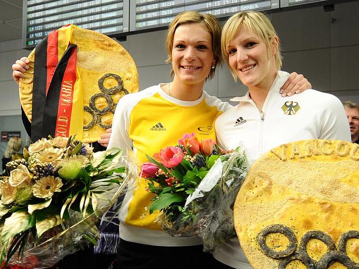Maria (l) und Susanne Riesch werden am Flughafen in München gefeiert.