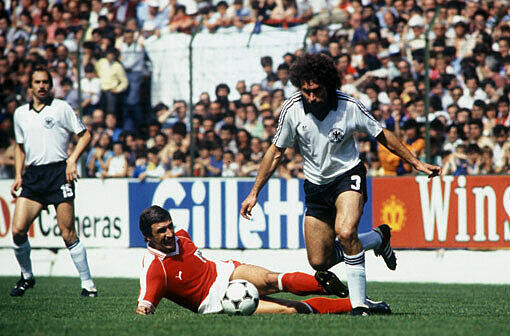 Begegneten sich auch auf dem Fußballplatz eher unsanft: Krankl (l.) stoppt Breitner (r.) 1982 per Foul.