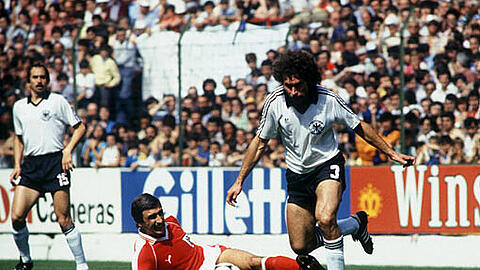 Begegneten sich auch auf dem Fußballplatz eher unsanft: Krankl (l.) stoppt Breitner (r.) 1982 per Foul.