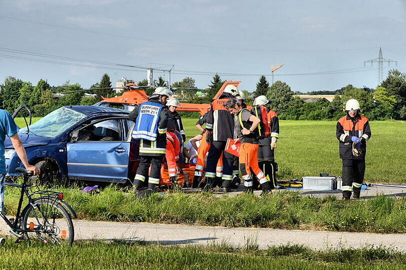 Unfall mit Folgen: Ein 18-Jähriger kam mit seinem Auto von der Straße ab und überschlug sich mehrere Male.