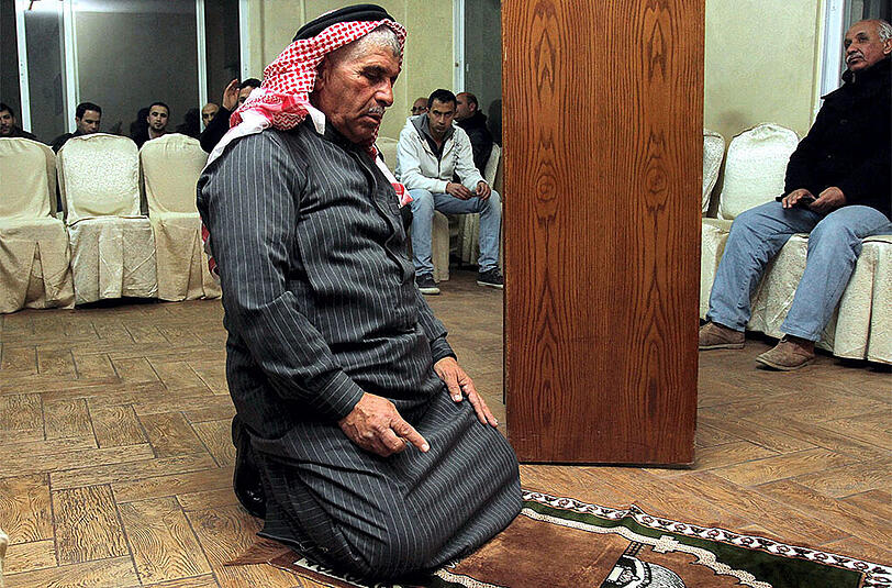Safi Yousef betet in der Familienhalle in Amman.