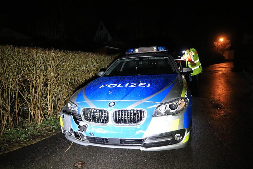 Am Dienstagabend startete ein 26-Tonner eine Amokfahrt und hinterließ eine Spur der Verwüstung. Die Hintergründe sind noch unklar.