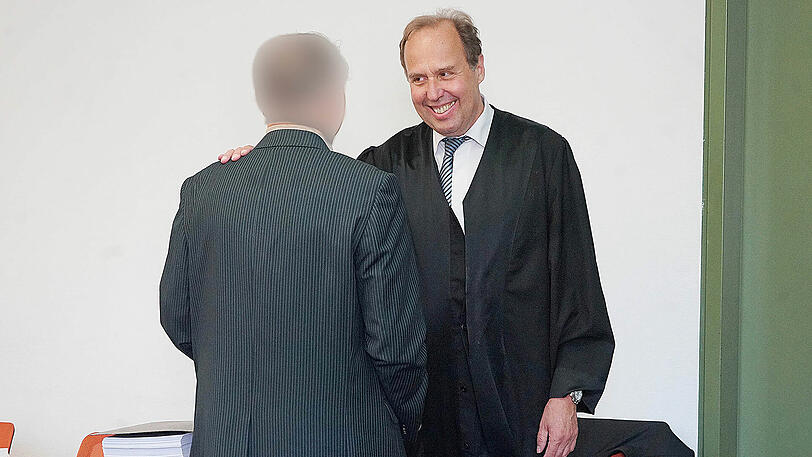 Untreue: Ex-Anwalt Andreas H. mit seinem Anwalt Thomas Pfister.