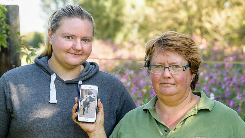 Elisabeth Anders (rechts) und Tochter Magdalena Anders zeigen ein Bild vom Ziegenbock "Hui Buh". Die Familie hatte das Tier Zuhause aufgepäppelt, bis es wegen nicht artgerechter Haltung beschlagnahmt wurde.