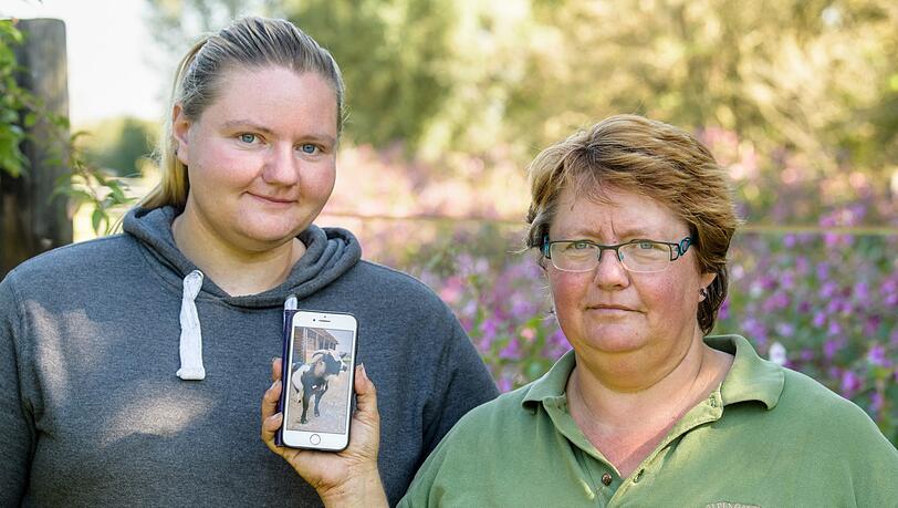 Elisabeth Anders (rechts) und Tochter Magdalena Anders zeigen ein Bild vom Ziegenbock "Hui Buh". Die Familie hatte das Tier Zuhause aufgepäppelt, bis es wegen nicht artgerechter Haltung beschlagnahmt wurde. Elisabeth Anders (rechts) und Tochter Magdalena Anders zeigen ein Bild vom Ziegenbock "Hui Buh". Die Familie hatte das Tier Zuhause aufgepäppelt, bis es wegen nicht artgerechter Haltung beschlagnahmt wurde.
