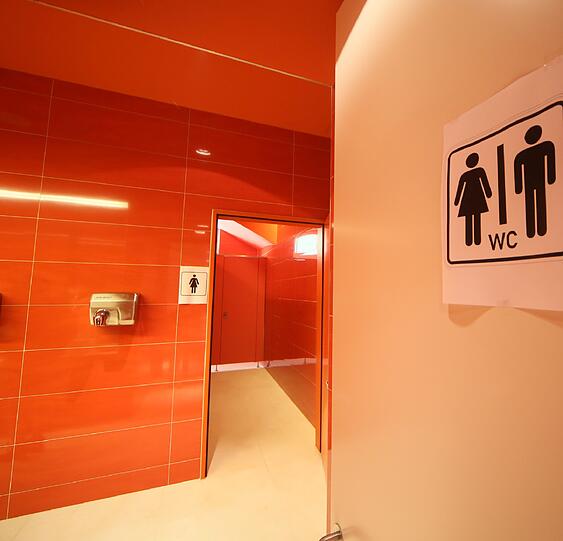 Stille Örtchen in Rostrot: Die neuen Toiletten wirken so lebhaft, aber nicht schrill.