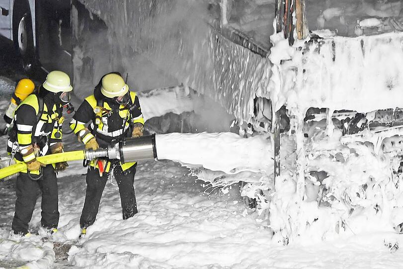 Brennender Reisebus am Mittleren Ring in Giesing: Die Feuerwehr ist mit einem Großaufgebot im Einsatz.