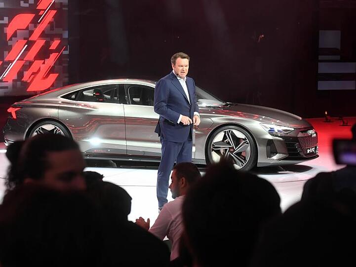 Der Audi-Vorstandsvorsitzende Bram Schot neben dem Audi e-tron GT concept.