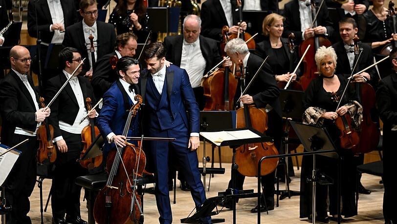 Der Cellist Gautier Capucon mit Lorenzo Viotti in der Isarphilharmonie.
