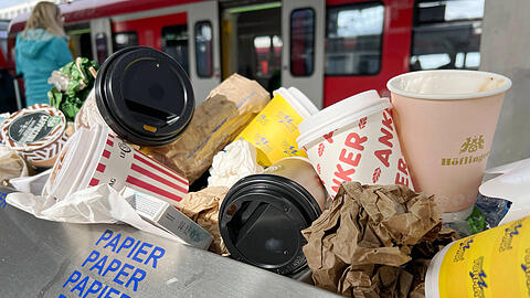 Laut den Grünen werden alleine in München täglich 190.000 Einwegbecher weggeworfen.