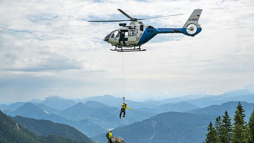 Der Junge wurde mit einer Winde in den Hubschrauber geholt. (Symbolbild)