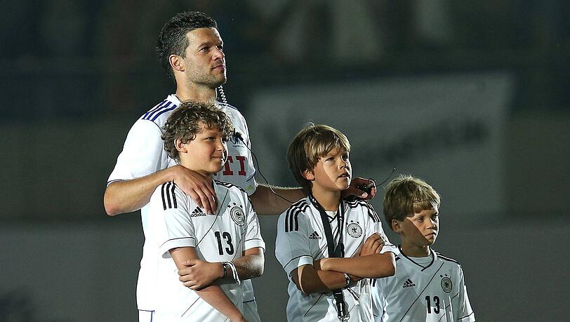Michael Ballack mit seinen S&ouml;hnen im Jahr 2013.