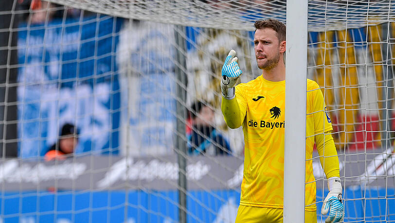 Die Platzverh&auml;ltnisse sind auch f&uuml;r Keeper Thomas D&auml;hne nicht gerade einfach.
