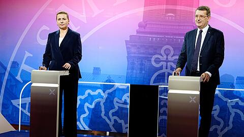 Die sozialdemokratische Regierungschefin Mette Frederiksen (l) wird vom der rechtsliberalen Verteidigungsminister Troels Lund Poulsen (r) herausgefordert. (Archivbild)