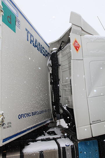 Auf der A8 rutscht ein Lkw am Dienstag auf das vorausfahrende Fahrzeug. Wegen Schneeglätte kam er nicht mehr rechtzeitig zum Stehen. Die zwei Fahrer werden verletzt.