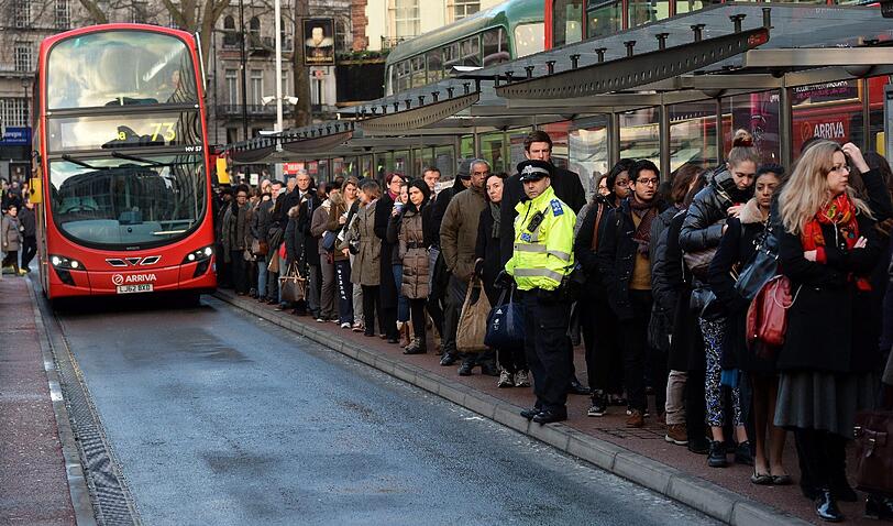 Vergitterte U-Bahnhöfe, Schlangestehen für den Bus, überfüllte Gehsteige: Weil die U-Bahn in London streikt, steht die Themse-Metropole Kopf. Die Bilder.