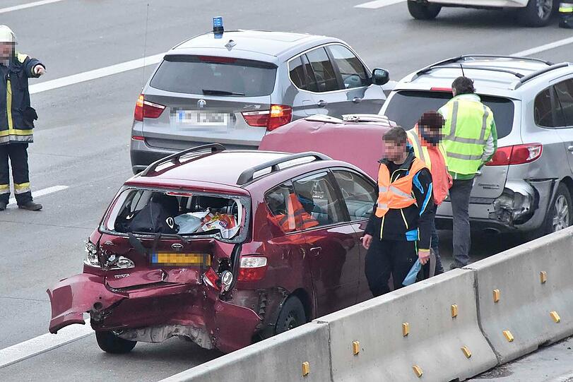 Bilder vom Unfall auf der A 99 bei Ottobrunn.