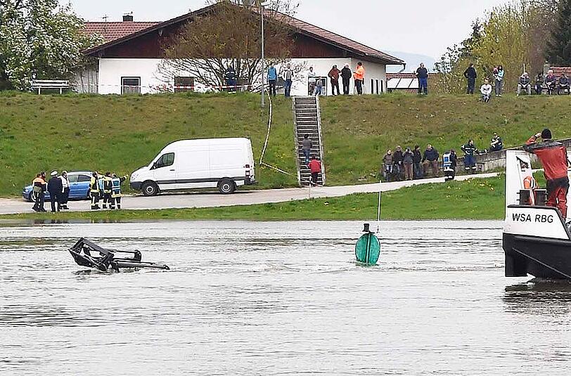 Bilder vom Großeinsatz in Mariaposching an der Donau. Am Dienstag ist hier eine Fähre gesunken &ndash; die Bergungsarbeiten sind aufwendig.