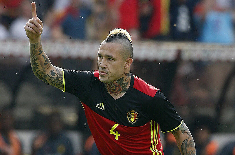 BELGIEN Radja Nainggolan (28, Mittelfeld, AS Rom): Blondierter Irokesen-Schnitt, Gesicht eines Kriegers, und: Tattoos, Tattoos, Tattoos. Eine riesige Rose vorne und Flügel mit Herz hinten auf dem Hals (für die verstorbene Mama), eine Schlange über den gesamten Bauch, Sinnsprüche, Verschnörkeltes, Geheimnisvolles, Namen, überall. Sieht auch mit nacktem Oberkörper aus, als trage er ein buntes T-Shirt. Spielt übrigens in Italien bei AS Rom. Und: Sein Hund heißt Rudi.