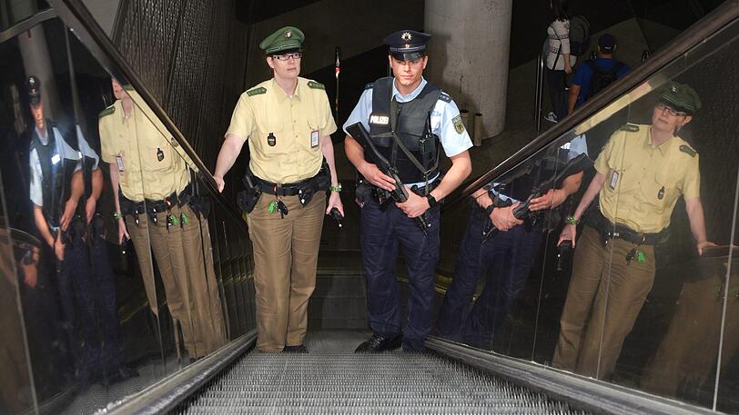 Bewaffnete Bundespolizisten am Münchner Flughafen auf einer Rolltreppe. Jeden Tag kontollieren sie rund 41.000 Passagiere.