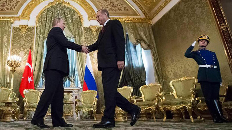 Der russiche Präsident Wladimir Putin (l) begrüßt den türkischen Staatspräsidenten Recep Tayyip Erdogan im Kreml in Moskau.