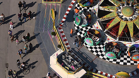 Blick vom Riesenrad auf die Theresienwiese: Das 55. Münchner Frühlingsfest dauert vom 26. April bis 12. Mai 2019.