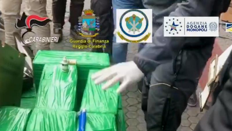 Die italienische Finanzpolizei und Europol haben fast 1200 Kilo Kokain in Bananenkisten gefunden. Die italienische Finanzpolizei und Europol haben fast 1200 Kilo Kokain in Bananenkisten gefunden.