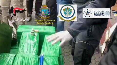 Die italienische Finanzpolizei und Europol haben fast 1200 Kilo Kokain in Bananenkisten gefunden.
