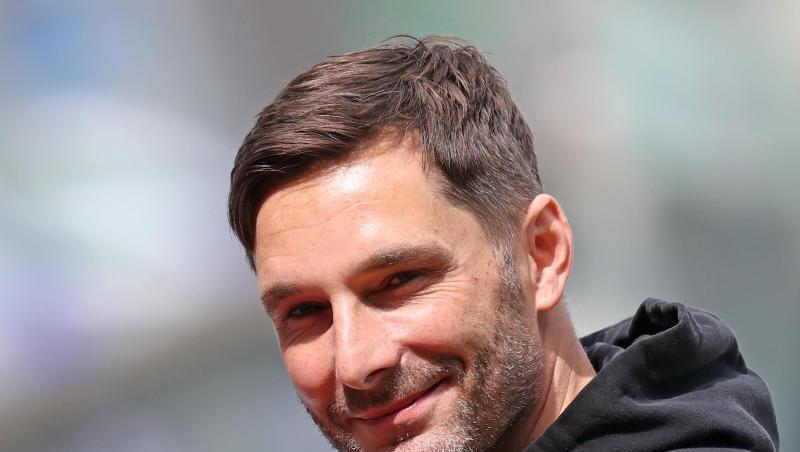 Stefan Leitl, Trainer von SpVgg Greuther Fürth, steht auf dem Rasen.