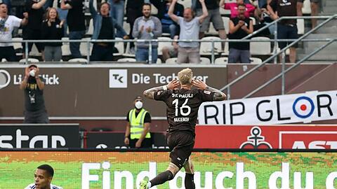 Pauli-Doppeltorschütze Simon Makienok bejubelt das Tor zum 3:1 gegen den HSV im Hamburger Stadtderby.
