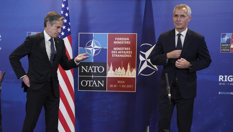 US-Außenminister Antony Blinken (l) und Nato-Generalsekretär Jens Stoltenberg beim Treffen des Militärbündnisses in Riga. US-Außenminister Antony Blinken (l) und Nato-Generalsekretär Jens Stoltenberg beim Treffen des Militärbündnisses in Riga.