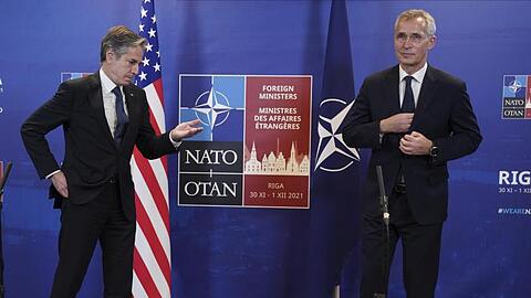 US-Außenminister Antony Blinken (l) und Nato-Generalsekretär Jens Stoltenberg beim Treffen des Militärbündnisses in Riga.