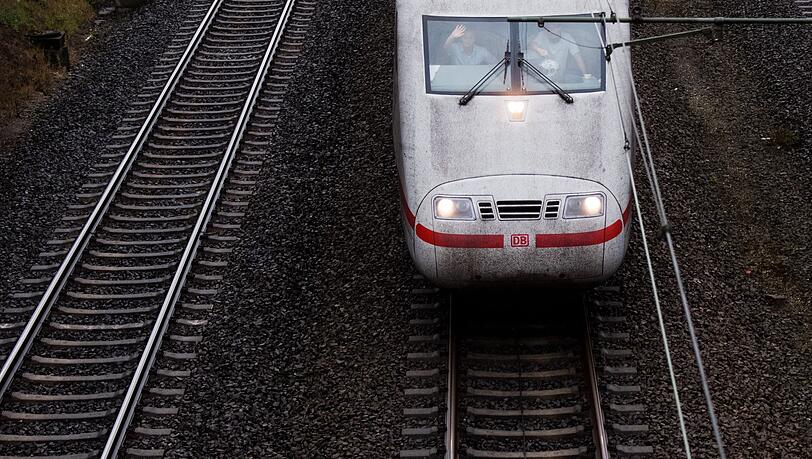 Reisende müssen das Wochenende mit Problemen auf der Bahnstrecke zwischen Hannover und Berlin rechnen. (Symbolbild) Reisende müssen das Wochenende mit Problemen auf der Bahnstrecke zwischen Hannover und Berlin rechnen. (Symbolbild)