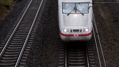 Reisende müssen das Wochenende mit Problemen auf der Bahnstrecke zwischen Hannover und Berlin rechnen. (Symbolbild)