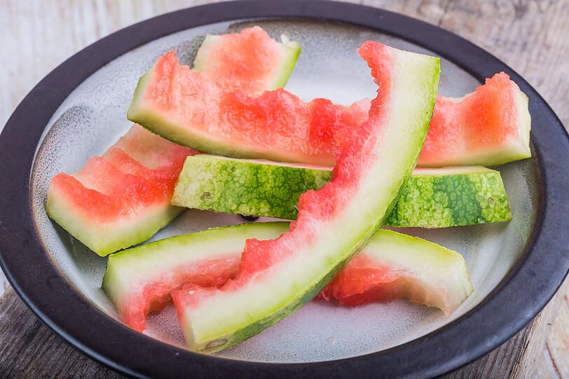Süß, herrlich erfrischend und der perfekte Begleiter für heiße Sommertage: Die Wassermelone gehört zu Sonne, Strand und Freibad einfach dazu. Doch sie punktet nicht nur mit ihrem Geschmack. Dank ihres hohen Wassergehalts versorgt sie den Körper mit Flüssigkeit und liefert außerdem wertvolle Vitamine und Mineralstoffe. Aber was passiert eigentlich mit Schale und Kernen? Statt sie wegzuwerfen, können Sie die vermeintlichen Reste auch verwerten. Süß, herrlich erfrischend und der perfekte Begleiter für heiße Sommertage: Die Wassermelone gehört zu Sonne, Strand und Freibad einfach dazu. Doch sie punktet nicht nur mit ihrem Geschmack. Dank ihres hohen Wassergehalts versorgt sie den Körper mit Flüssigkeit und liefert außerdem wertvolle Vitamine und Mineralstoffe. Aber was passiert eigentlich mit Schale und Kernen? Statt sie wegzuwerfen, können Sie die vermeintlichen Reste auch verwerten.